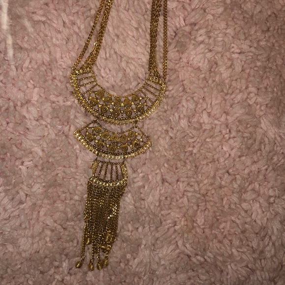 Golden necklace intricate designs and chains - Picture 2 of 4